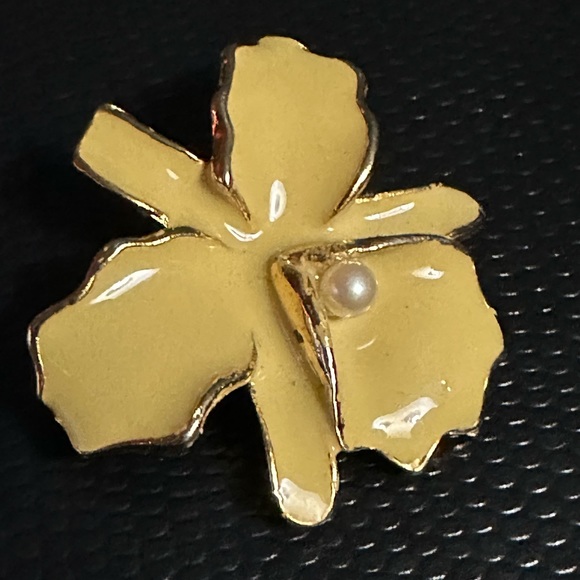 Vintage Enamel and Pearl Yellow Flower Broach - Picture 9 of 11